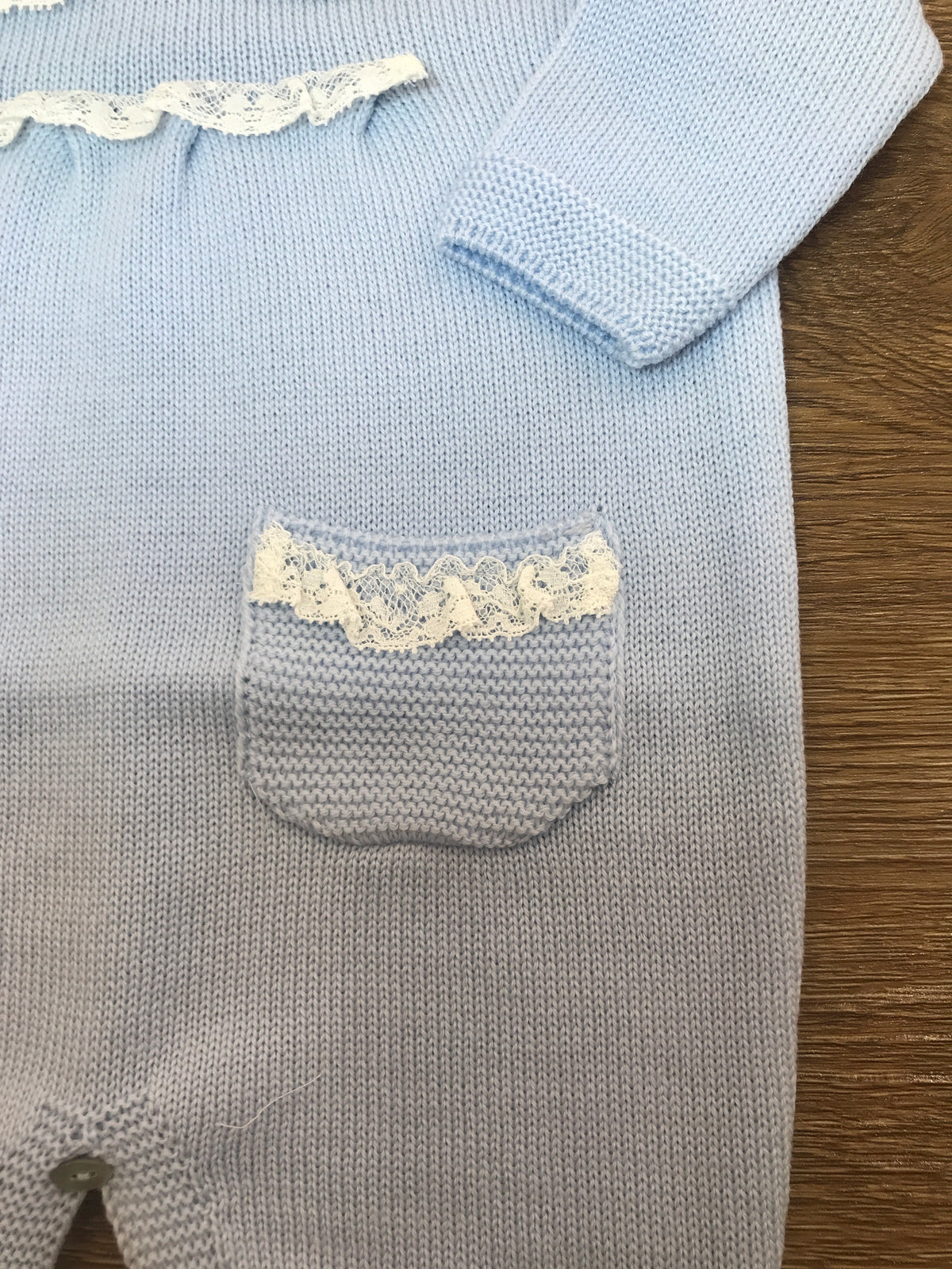 Coordinato Baby Lord set comprende copertina tutina scarpine e cuffietta coordinati da fiocchi e valancienne escluso il lenzuolino dal coordinato