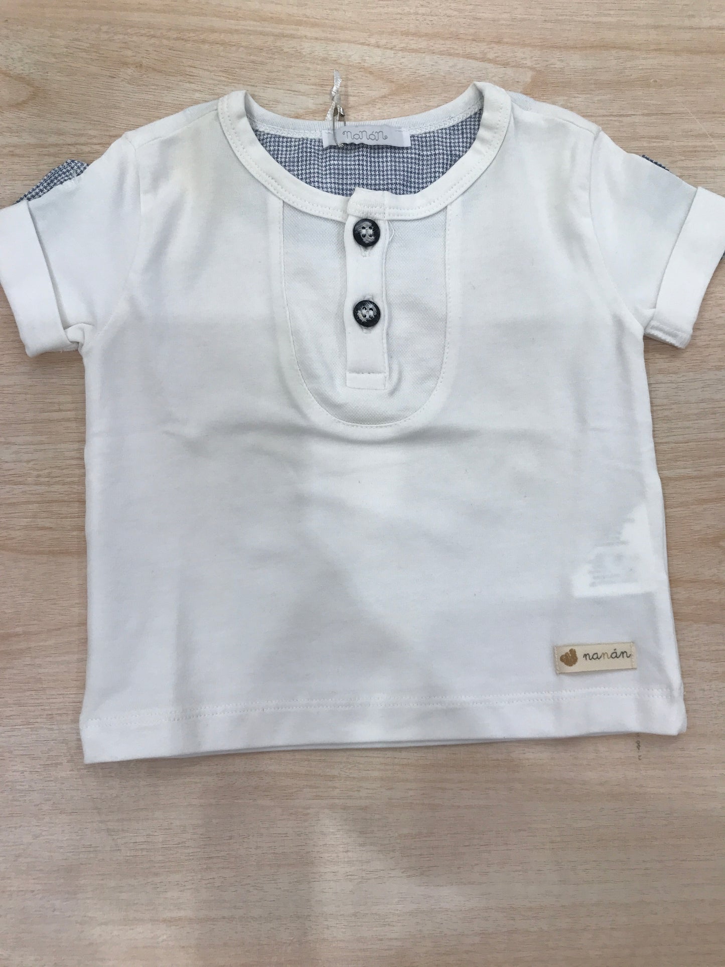 T-shirt Nanan mezza manica in cotone bianca con rifiniture celesti e bianche con bottoncini sul davanti
