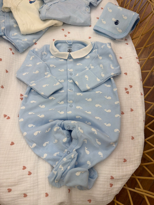 Coordinato nascita Petit Bateau celeste in cotone con balene bianche
