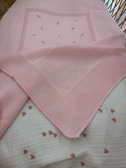 Coperta Baby Lord in filo rosa con fiocco e fiorellini ricamati a mano colorati