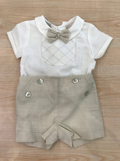 Completo Paz Rodriguez in lino camicia mezza manica con lavorazione e papillon sul davanti con pantalone corto