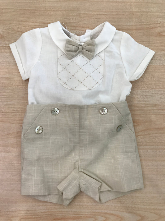 Completo Paz Rodriguez in lino camicia mezza manica con lavorazione e papillon sul davanti con pantalone corto