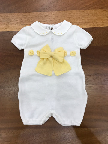 Pagliaccetto Baby Lord in filo bianco mezza manica con collo tondo bianco con pois gialli con fiocco e passanastro sul davanti giallo