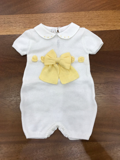 Pagliaccetto Baby Lord in filo bianco mezza manica con collo tondo bianco con pois gialli con fiocco e passanastro sul davanti giallo