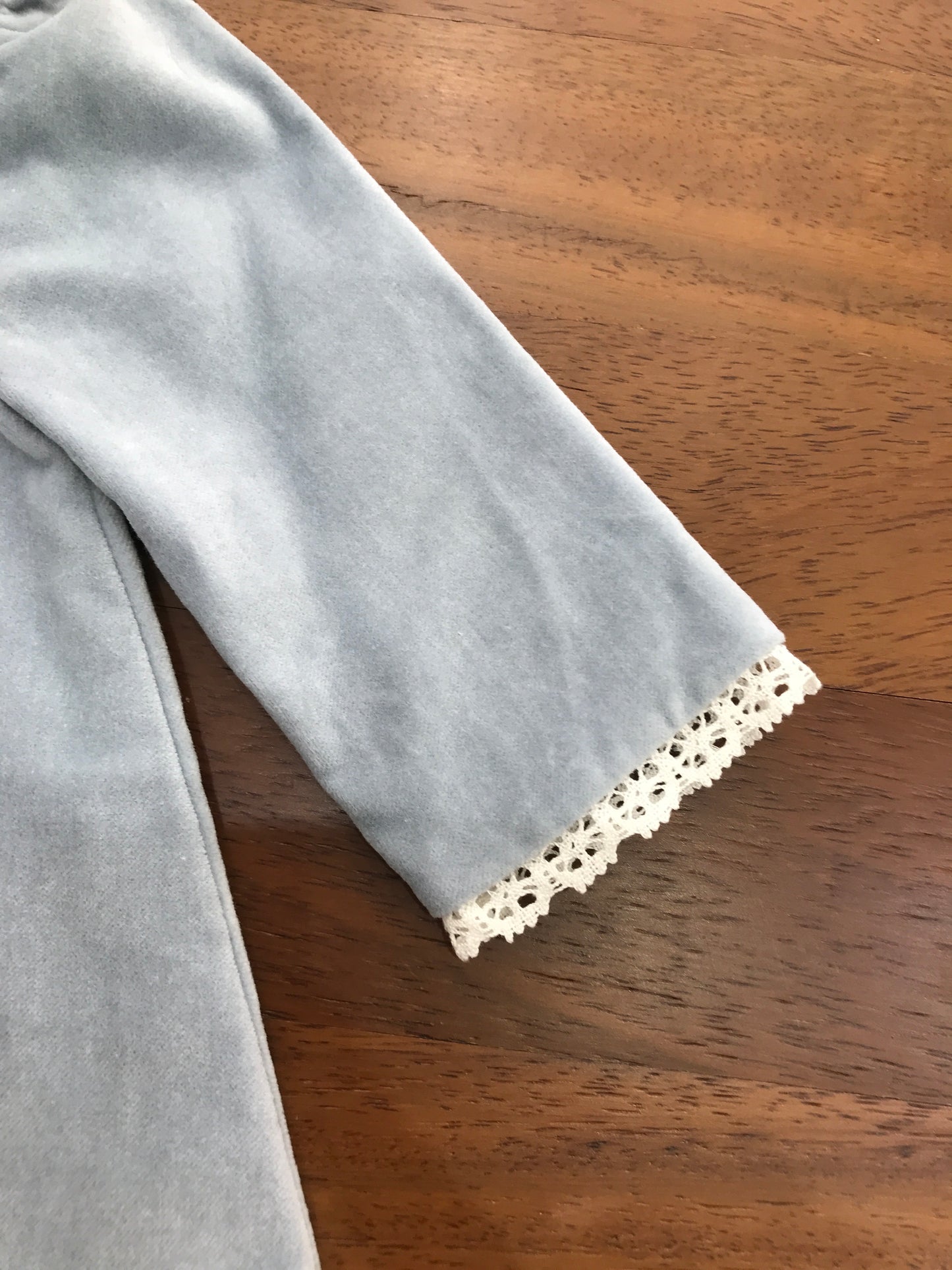 Abitino Paz Rodriguez in velluto celeste con gonna ampia manica lunga con corpetto decorato con fiocchetto pois bianchi e merletto