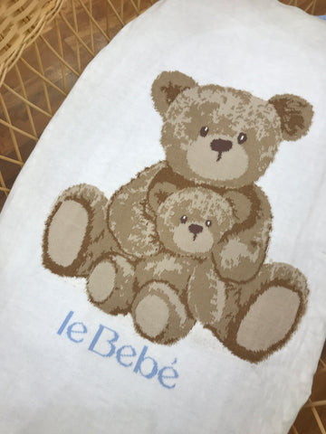 Coperta Le Bebè in filo bianca con dettagli in azzurro e orsetti ricamati sul davanti