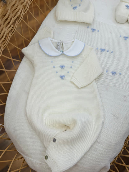 Coordinato nascita Baby Lord in lana panna con nodi d'amore celesti