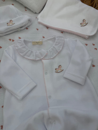 Coordinato nascita Baby Gi in ciniglia con ricami rosa e cavallo a dondolo