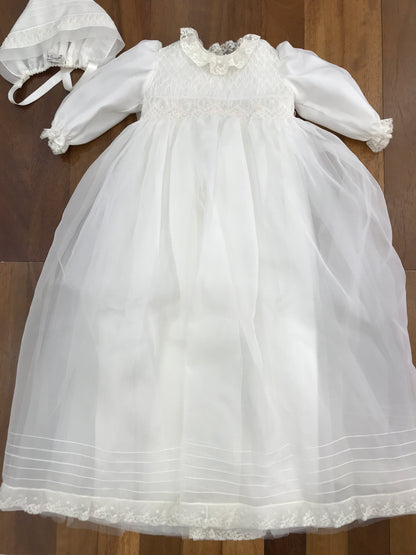 Abito lungo Piccola Giuggiola in organza in seta con gonna lavorata da pizzo corpetto manica lunga con lavorazione di punto smock e roselline ricamate a mano con cuffia coordinata e con punto smock