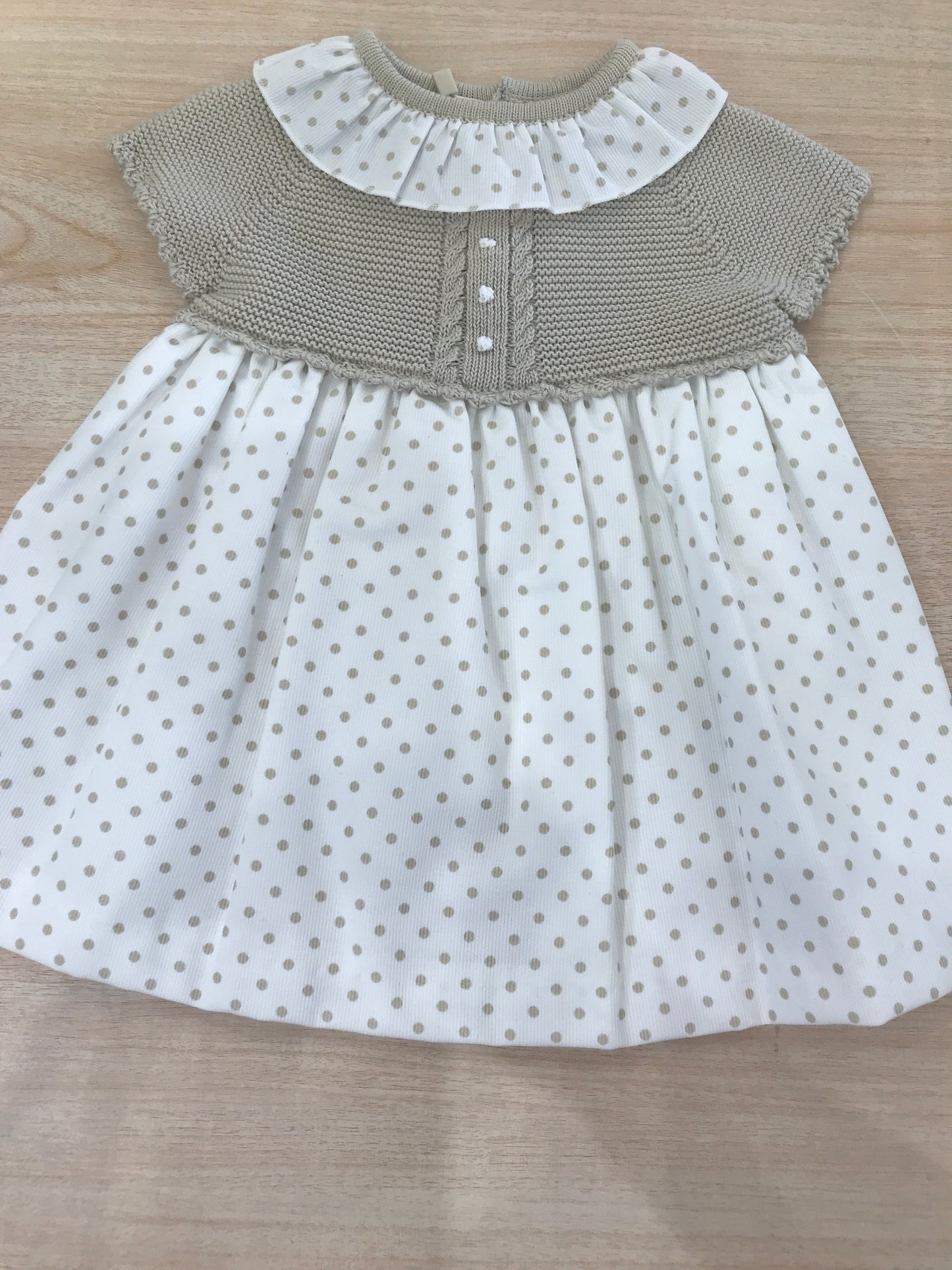 Abito PCS con corpetto in filo tortora con rusche e pois con gonna bianca con pois tortora