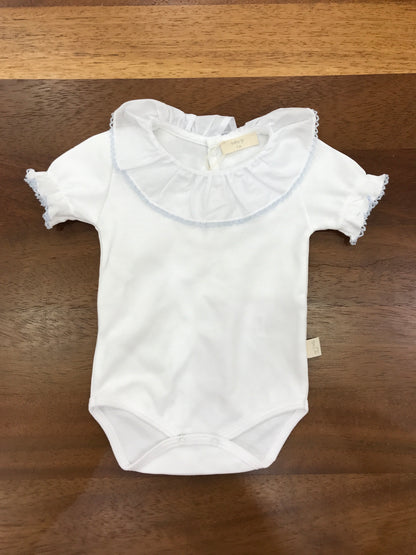 Body Baby Gi in cotone mezza manica con rusche collo con rusche rifinita in celeste