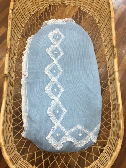 Coperta Piccola Giuggiola infilo di cotone celeste con rusche in pizzo al bordo sul davanti pizzo e roselline ricamate a mano