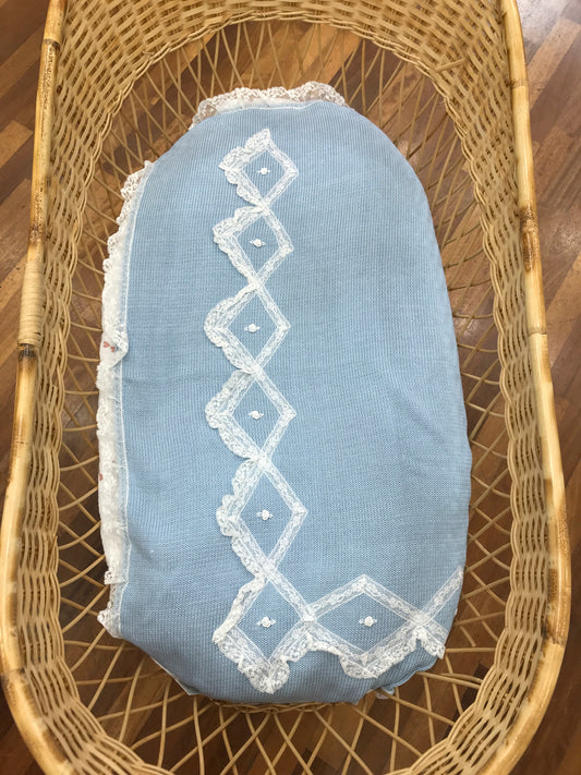 Coperta Piccola Giuggiola infilo di cotone celeste con rusche in pizzo al bordo sul davanti pizzo e roselline ricamate a mano