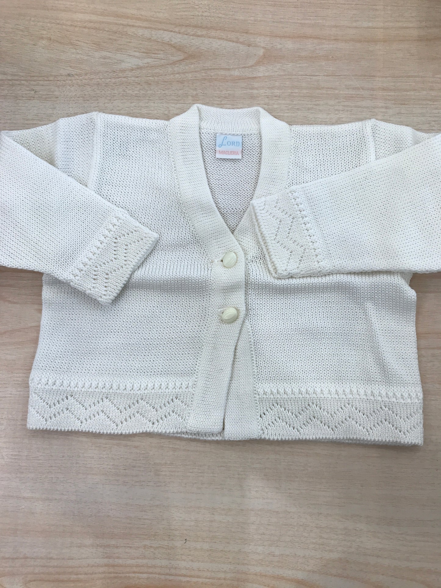 Cardigan Baby Lord in filo panna con due piccoli bottoncini e lavorato a zig zag