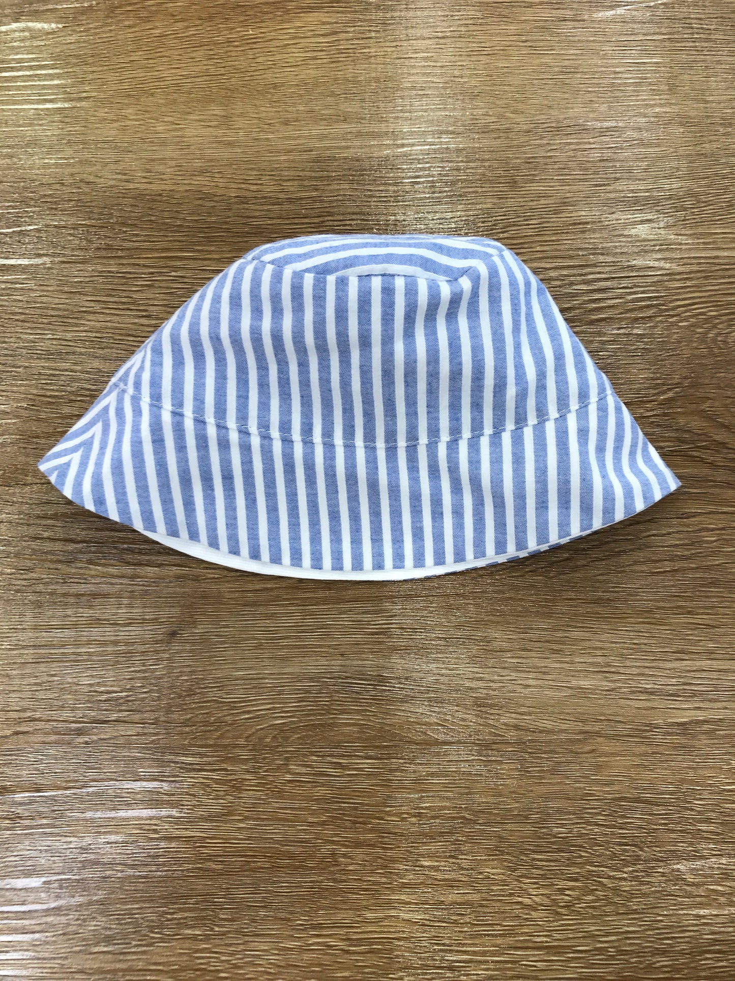 Cappello Pepecè in cotone a righe bianche e celesti