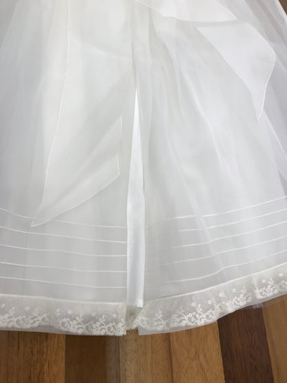 Abito lungo Piccola Giuggiola in organza in seta con gonna lavorata da pizzo corpetto manica lunga con lavorazione di punto smock e roselline ricamate a mano con cuffia coordinata e con punto smock