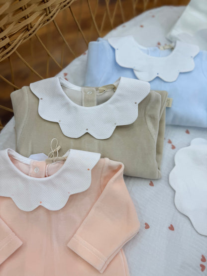Coordinato nascita Baby Gi tutine in ciniglia con collo smerlato con bavetta e mussola
