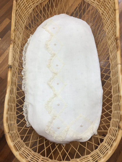 Coperta Piccola Giuggiola in filo di cotone avorio con rusche in pizzo al bordo pizzo e roselline ricamate sul davanti