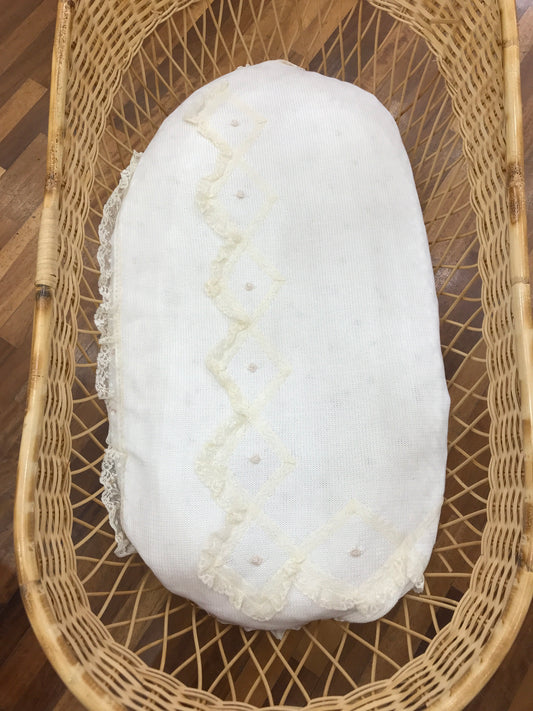 Coperta Piccola Giuggiola in filo di cotone avorio con rusche in pizzo al bordo pizzo e roselline ricamate sul davanti
