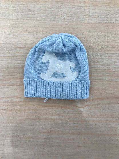 Cappello Baby Lord in filo celeste con cavallo a dondolo bianco