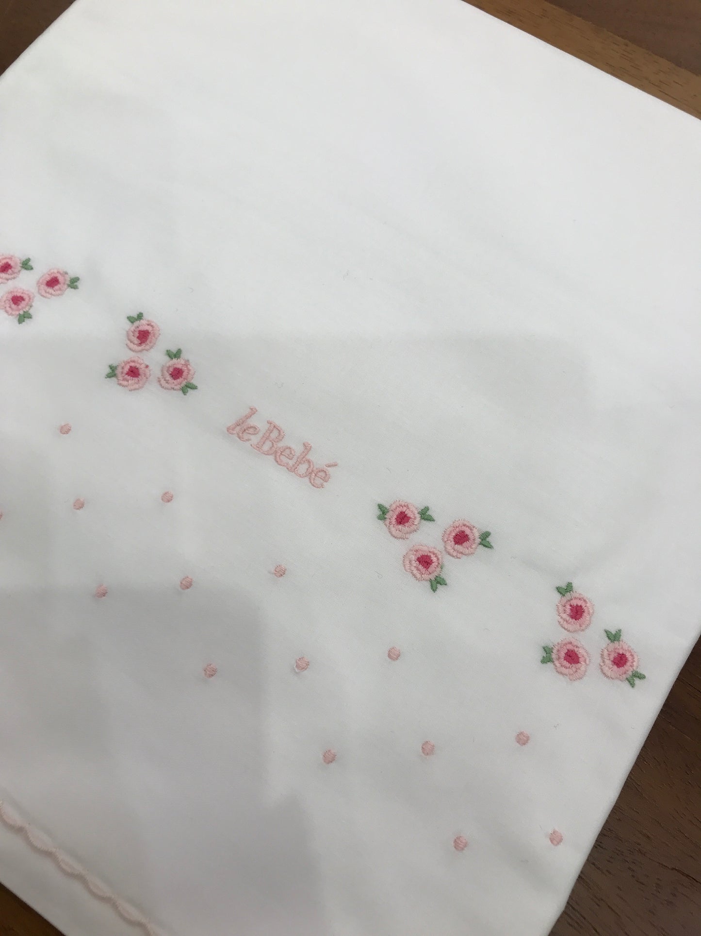 Lenzuolino Le Bebè con fiori ricamati rosa e pois