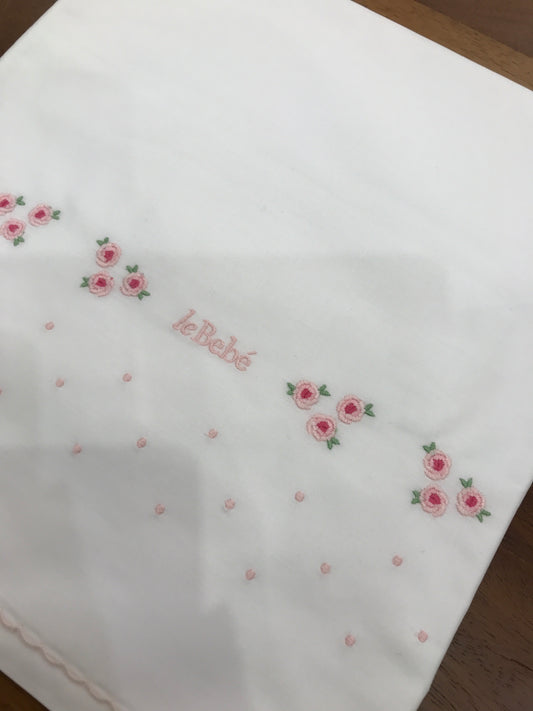 Lenzuolino Le Bebè con fiori ricamati rosa e pois