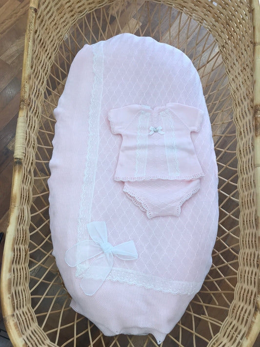 Coordinato nascita Paz Rodriguez in filo rosa con pizzo e rusche in bianco