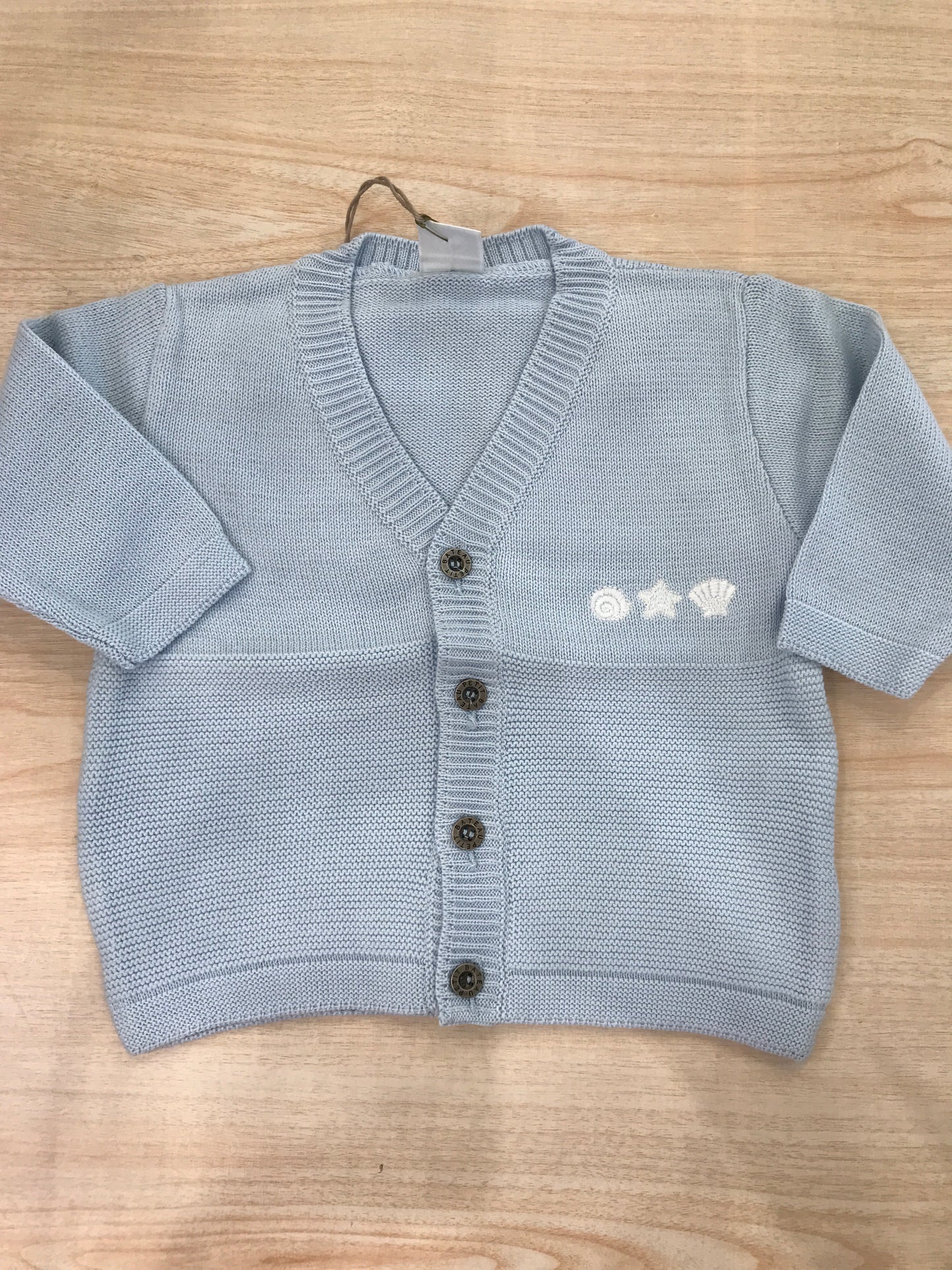Cardigan Bebè di Almy in filo celeste con bottoncini e ricami sul davanti