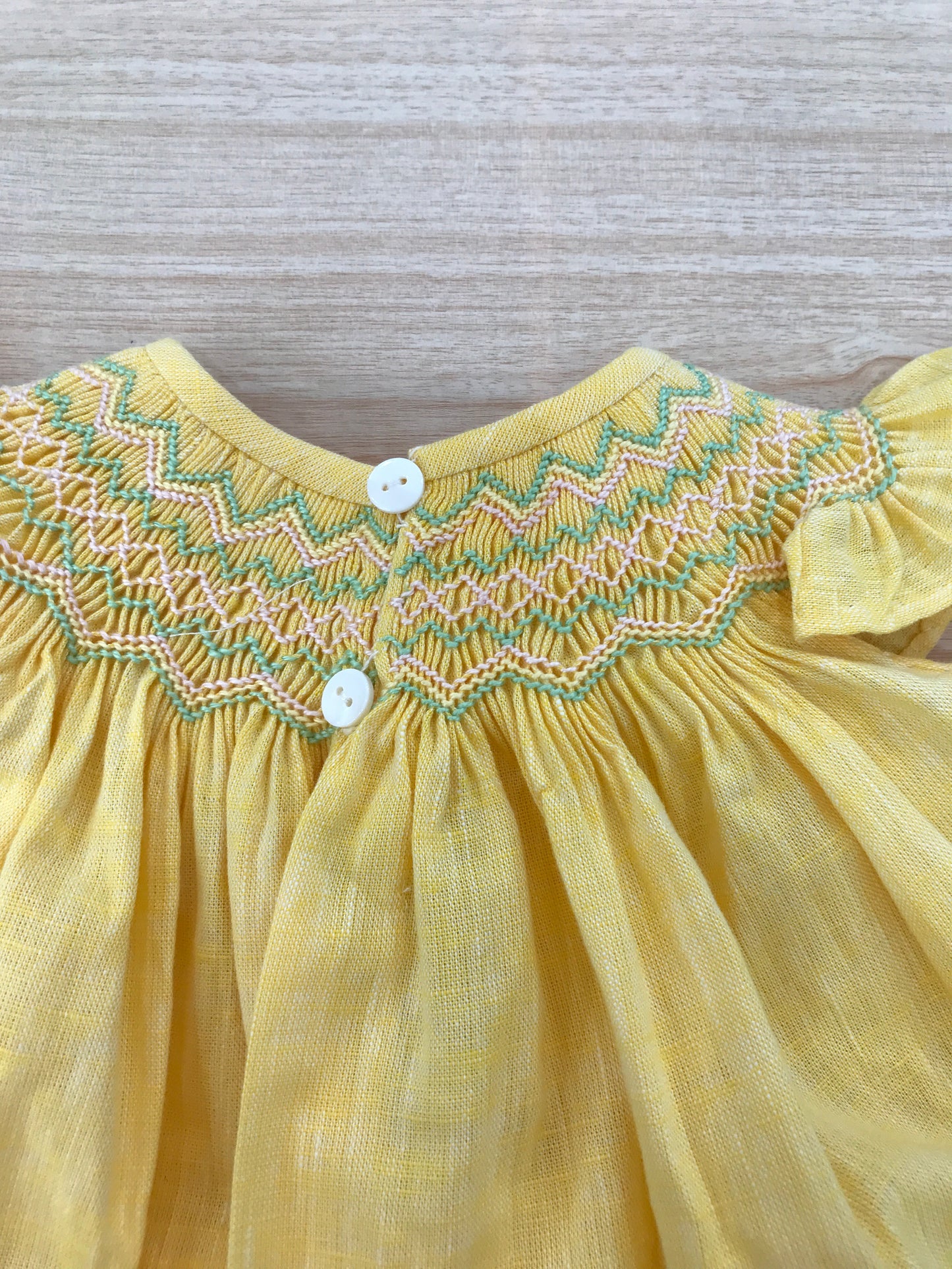 Completo Belan in cotone giallo due pezzi abitino smanicato con lavorazione sul corpetto culotte abbinata