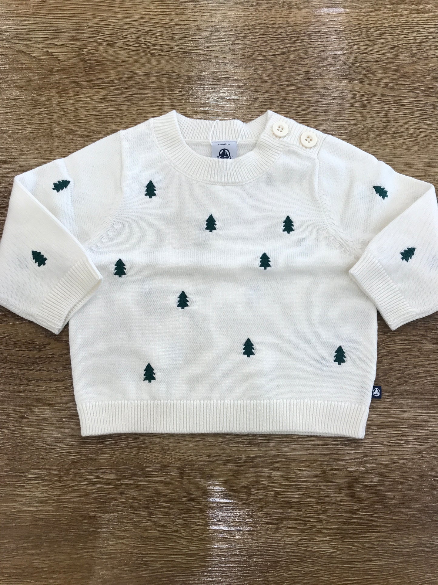 Maglioncino Petit Bateau color panna con piccoli alberelli verdi ricamati con due bottoncini laterali