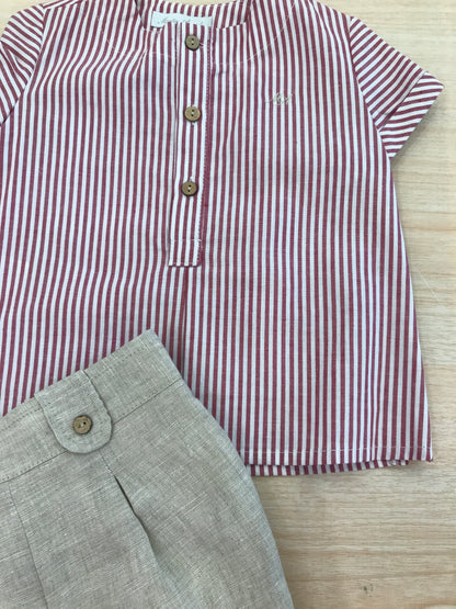 Completo Martin Aranda camicia mezza manica a righe bianche e rosse con pantalone corto tortora