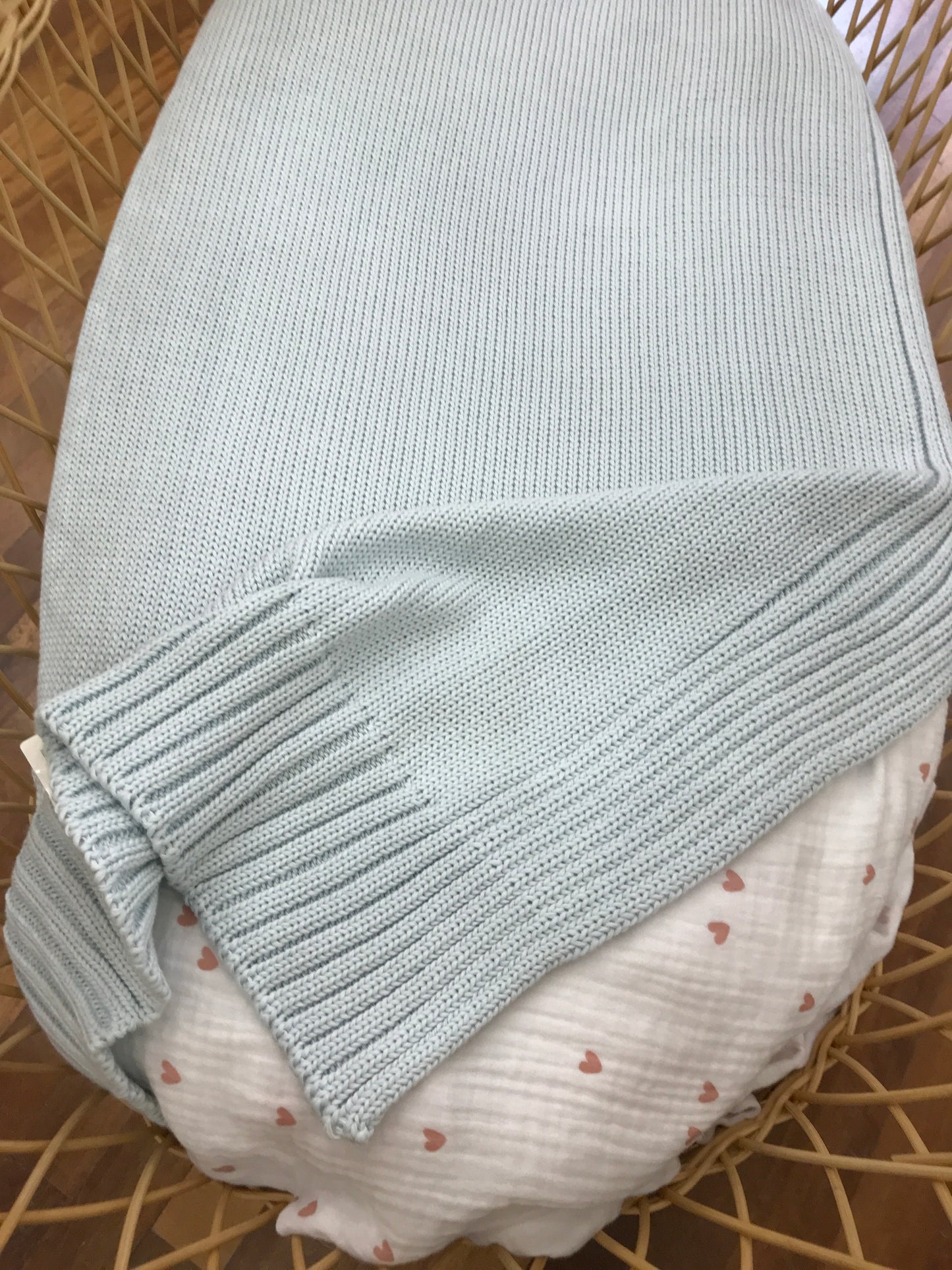 Coperta Colibrì in filo celeste con lavorazione a coste