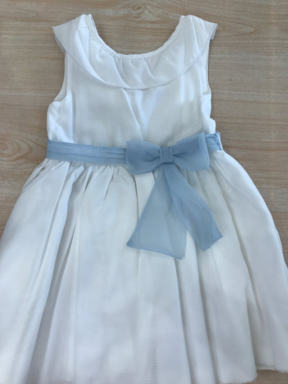 Abito Coccodè in cotone smanicato con rusche dal collo alla scollatura sul retro con fiocco in vita celeste