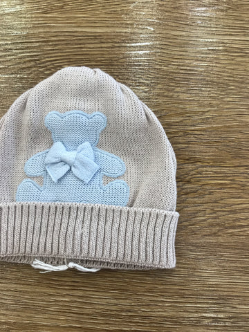 Cappello Baby Lord  in filo tortora con orsetto celeste e fiocchetto