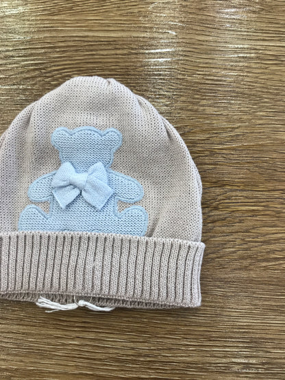 Cappello Baby Lord  in filo tortora con orsetto celeste e fiocchetto