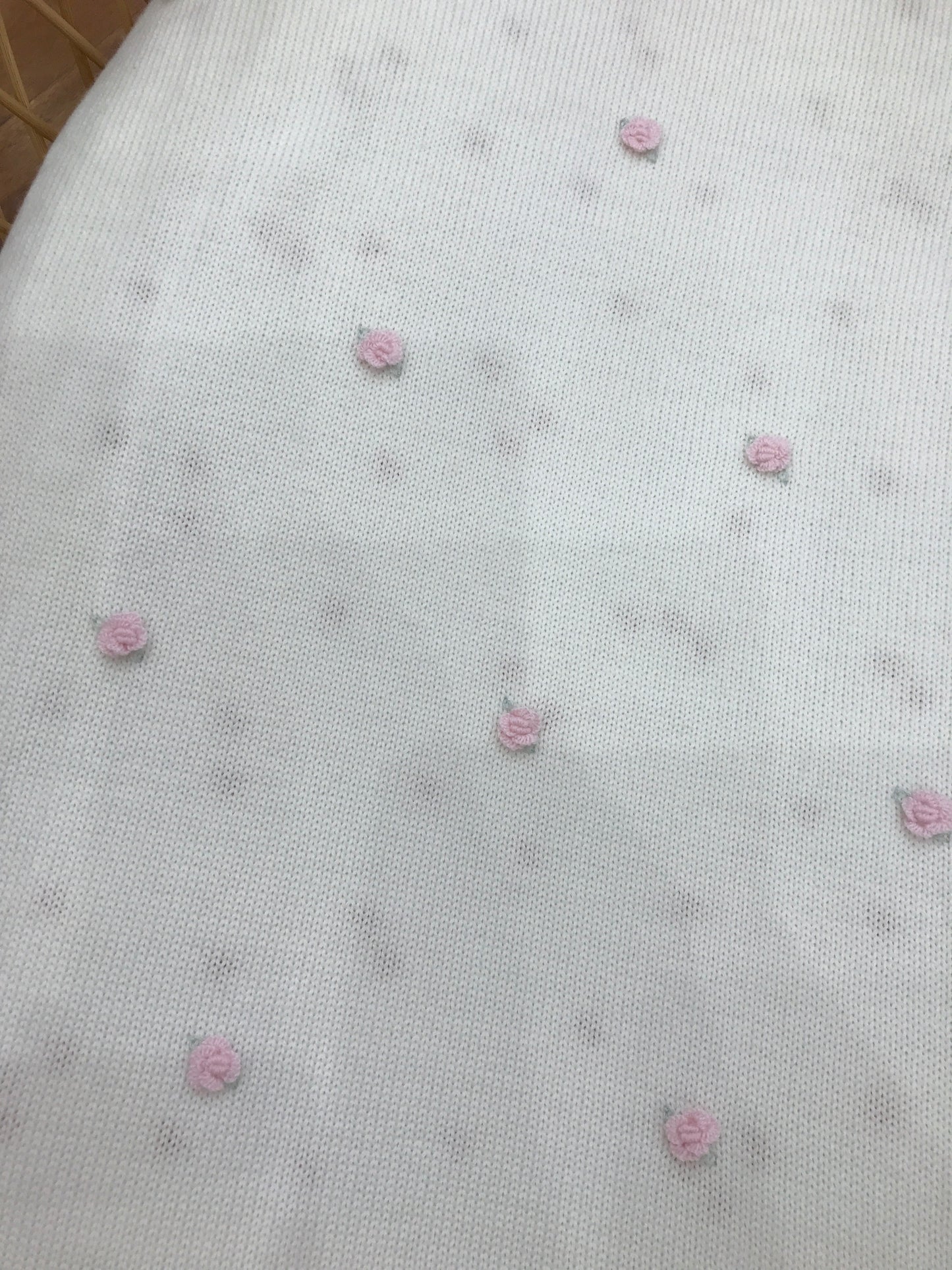 Coperta Baby Lord in lana panna con piccole rose rosa ricamate a mano