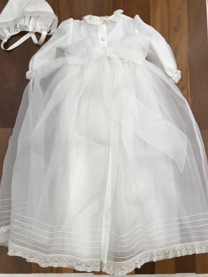 Abito lungo Piccola Giuggiola in organza in seta con gonna lavorata da pizzo corpetto manica lunga con lavorazione di punto smock e roselline ricamate a mano con cuffia coordinata e con punto smock
