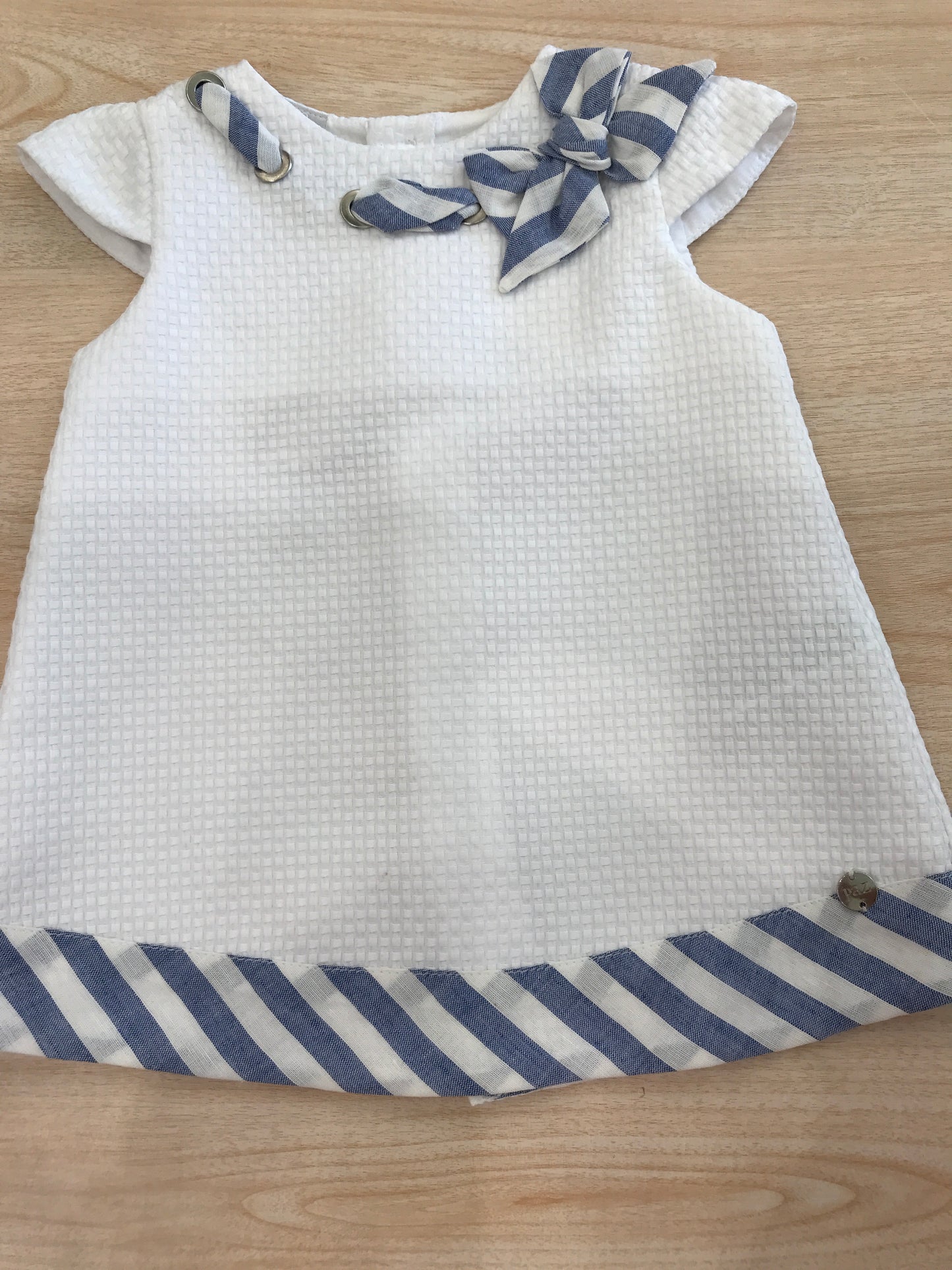 Abito Paz Rodriguez in cotone bianco smanicato con passanastro a righe bianche e blu con fiocchetto