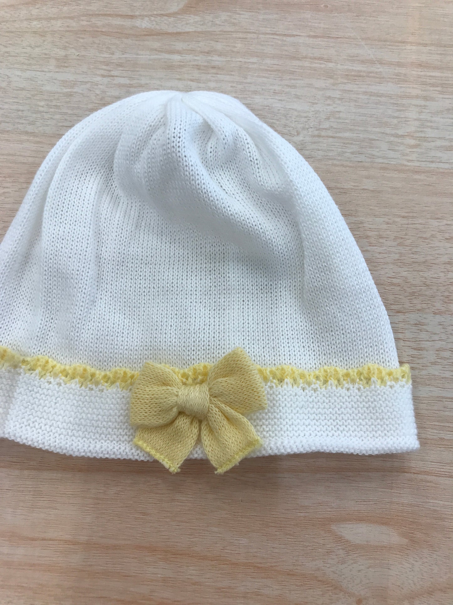 Cappello Baby Lord in filo bianco con rifiniture gialle con fiocchetto