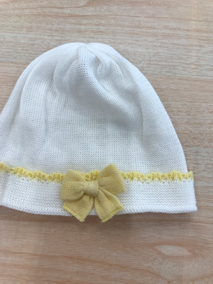 Cappello Baby Lord in filo bianco con rifiniture gialle con fiocchetto