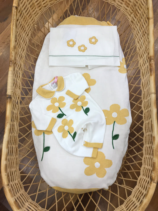 Coordinato nascita Colori Chiari in filo bianco con fiori gialli con stelo verde disegnati su coperta lenzuola e tutina