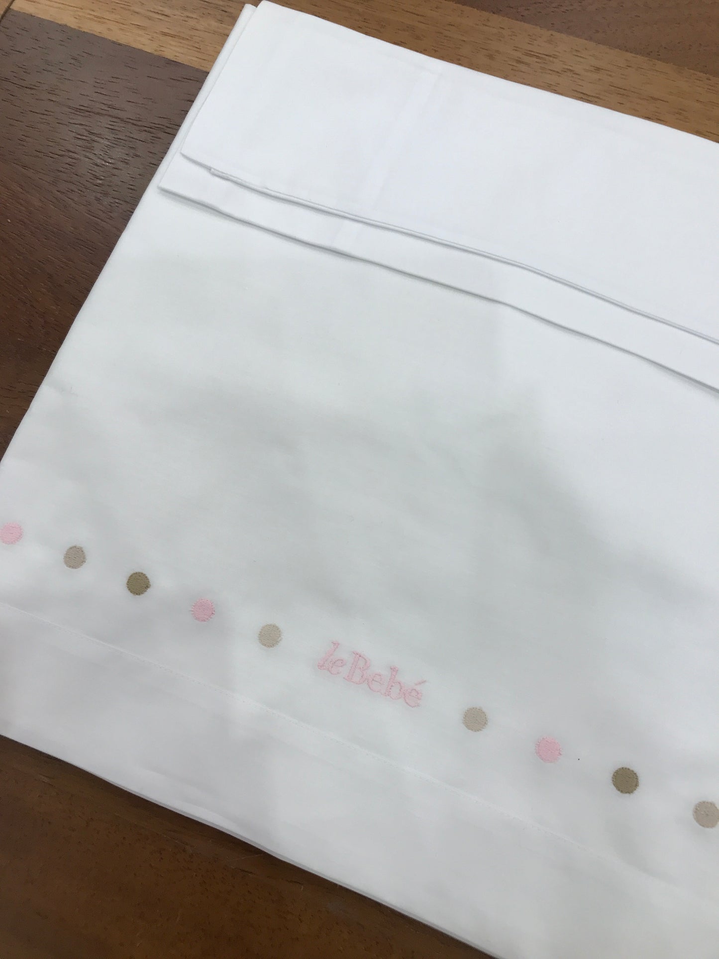 Lenzuolino Le Bebè in cotone con pois ricamati sul davanti