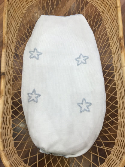 Coperta Colibrì in filo bianco con punto gambero celeste e stelle ricamate sul centro