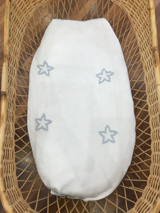 Coperta Colibrì in filo bianco con punto gambero celeste e stelle ricamate sul centro