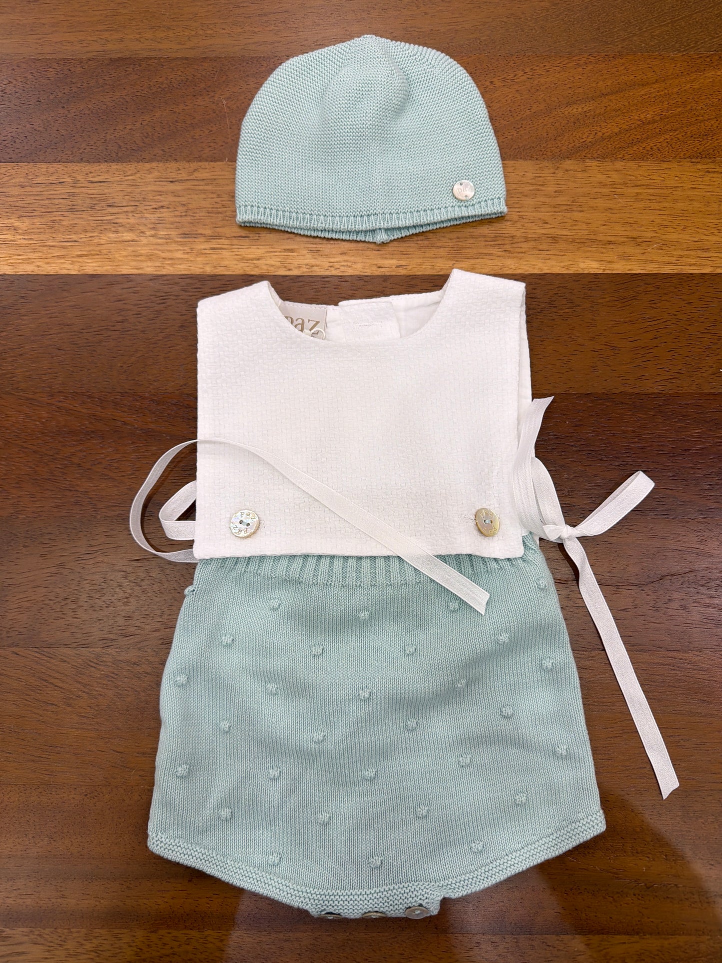 Pagliaccetto Paz Rodriguez in filo bianco e verde acqua smanicato la con lavorazione a maglia di pois con lacci laterali in bianco per fiocchi