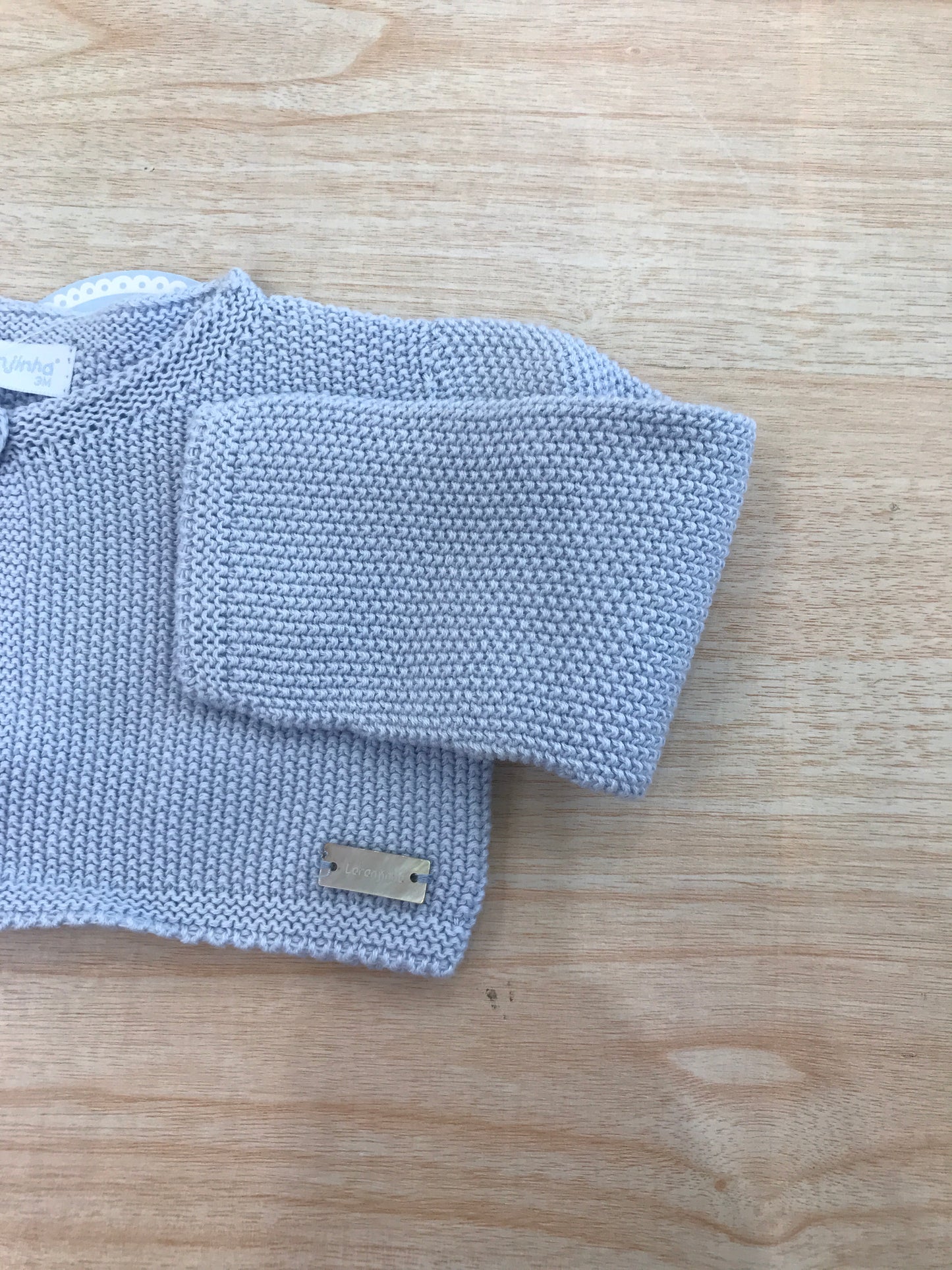 Cardigan Laranjinha in filo con un bottoncino