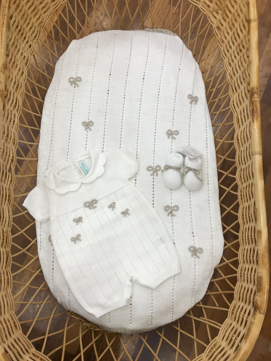 Coordinato nascita Bebè di Almy in filo bianco dettagli traforati con fiocchi tortora su coperta e tutina babbucce abbinate con fiocchi tortora