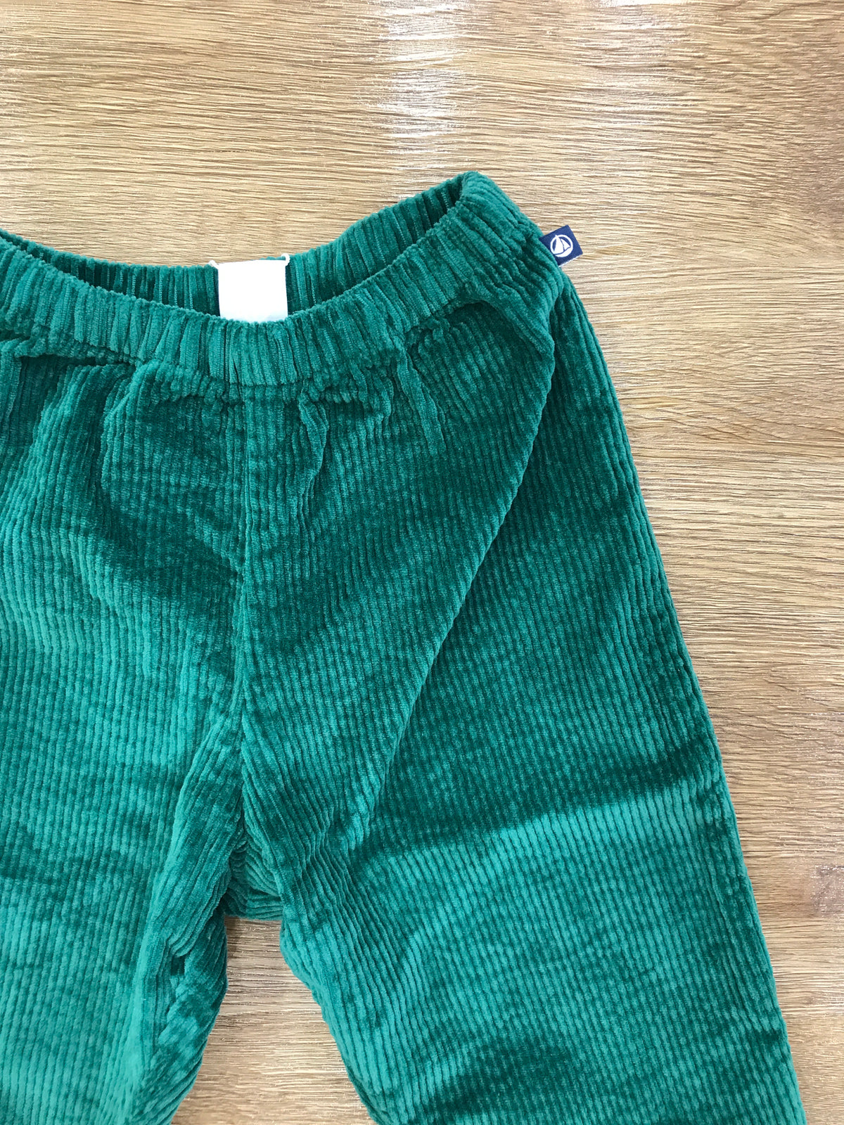 Pantalone Petit Bateau lungo verde in velluto a coste con elastico in vita