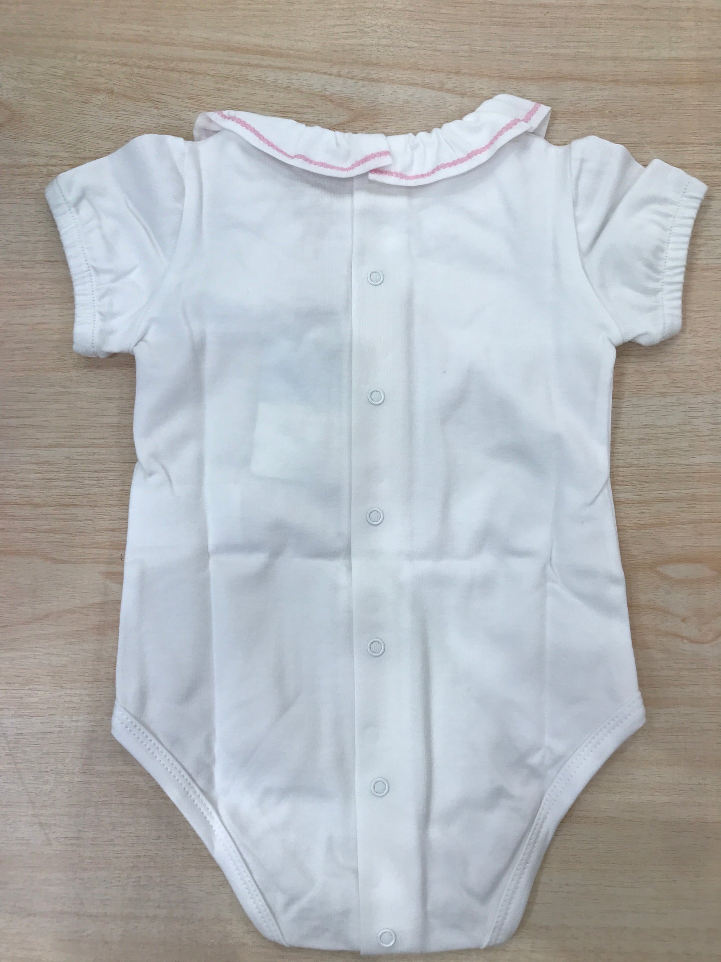 Body Laranjinha in cotone bianco mezza manica con collo con rusche rifinita in rosa