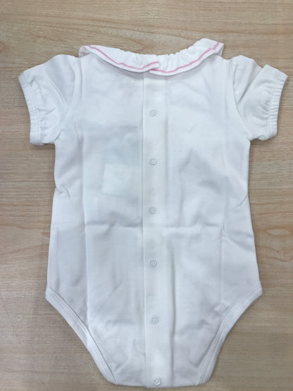 Body Laranjinha in cotone bianco mezza manica con collo con rusche rifinita in rosa